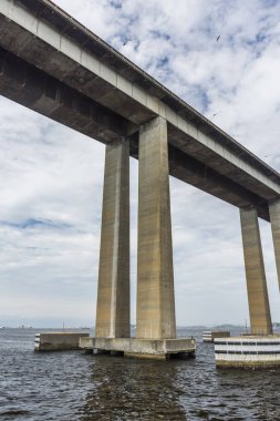 Rio-Niteroi köprü tekne turu Guanabara Körfezi, Rio de Janeiro, Brezilya'dan görüldü