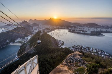 Dağ üzerinde güzel gün batımı