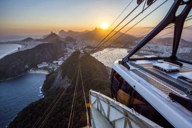 Dağ üzerinde güzel gün batımı