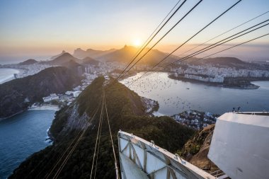 Dağ üzerinde güzel gün batımı
