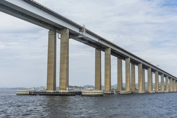 Puente Río-Niteri en la Bahía de Guanabara —  Fotos de Stock