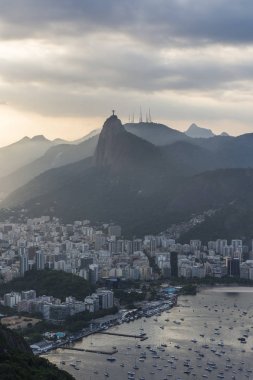 Botafogo Bay ve Cristo Redentor (Kurtarıcı İsa) Rio de Janeiro, Brezilya Pao de Acucar (Sugar Loaf Dağı) görülen teknelerin güzel günbatımı manzara