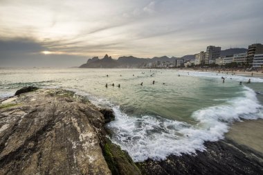 Praia de Ipanema (Ipanema Plajı), Rio de Janeiro, Brezilya Sunset'teki sörfçü güzel manzara