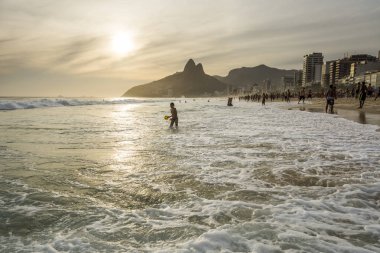 Praia de Ipanema (Ipanema Plajı), Rio de Janeiro, Brezilya Sunset'teki sörfçü güzel manzara