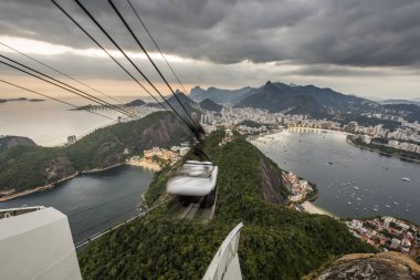 Pao de Acucar (Sugar Loaf Dağı) Rio de Janeiro, Brezilya için gelen güzel günbatımı manzara