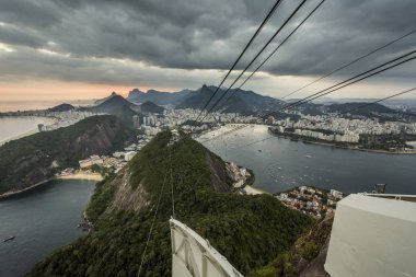 Pao de Acucar (Sugar Loaf Dağı) Rio de Janeiro, Brezilya için gelen güzel günbatımı manzara