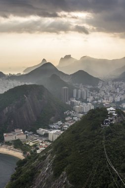 Pao de Acucar (Sugar Loaf Dağı) Rio de Janeiro, Brezilya için gelen güzel günbatımı manzara