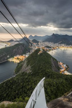 Pao de Acucar (Sugar Loaf Dağı) Rio de Janeiro, Brezilya için gelen güzel günbatımı manzara