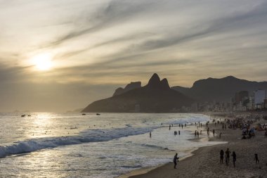 Praia de Ipanema (Ipanema Plajı), Rio de Janeiro, Brezilya Sunset'teki sörfçü güzel manzara