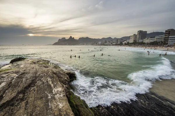 Hermoso Paisaje Surfistas Atardecer Praia Ipanema Playa Ipanema Río Janeiro — Foto de Stock