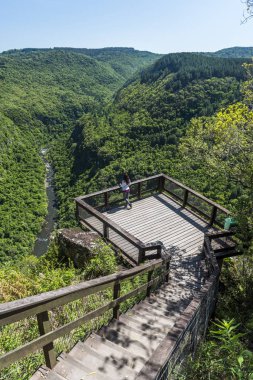 Genç kadın Ferradura Park, Gramado, Rio Grande Nehri Cai bakarak ne Sul devlet, Güney Brezilya