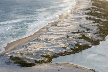 Görünüm Pedra üzerinden günbatımı zamanı sırasında yapmak Guarda do Embau Beach Urubu Hill ve Madre nehir, Santa Catarina State, Güney Brezilya