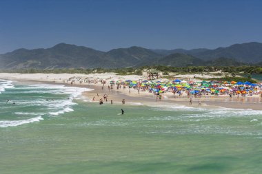 Guarda do Embau Beach ve güneşli bir kalabalık nehirde Madre turist, Santa Catarina State, Güney Brezilya, tam