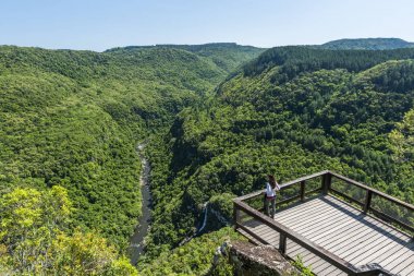Brezilya, Kasım 2017: Ferradura Park, Gramado, Rio Grande Sul devlet, Güney Brezilya nehirde Cai bakarak genç kadın