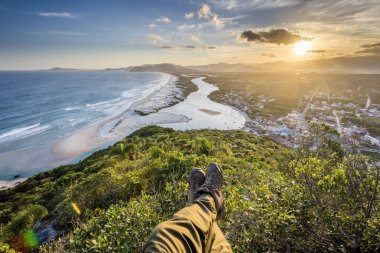 Guarda do Embau Beach Pedra do Urubu Hill ve Madre nehir, Santa Catarina State, Güney Brezilya üzerinden günbatımı zamanı sırasında bir manzaralı POV fotoğraf benim ayak ve bacak hiking ile ayakkabı