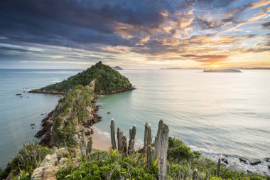 Güneş doğarken Ponta do Pai Vitorio 'dan görüntü Rasa Sahili, Armacao dos Buzios, Rio de Janeiro, Brezilya