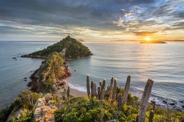 Güneş doğarken Ponta do Pai Vitorio 'dan görüntü Rasa Sahili, Armacao dos Buzios, Rio de Janeiro, Brezilya