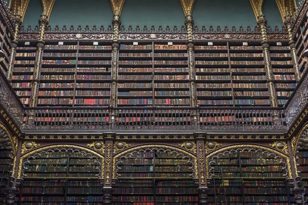 Enorme biblioteca con estantes llenos de libros en Real Gabinete Portugu —  Fotos de Stock