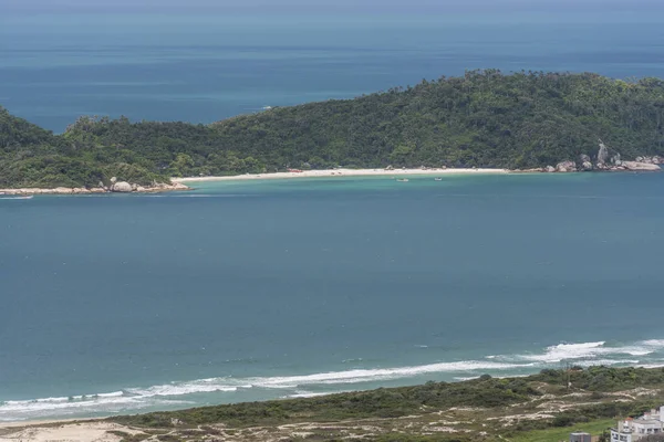 Vista desde Morro do Lampi jalá a la playa Campeche y la isla de Flor — Foto de Stock