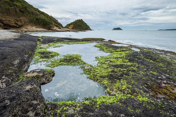Lado Rochoso Praia Rasa Junto Oceano Atlântico Armacao Dos Búzios — Fotografia de Stock