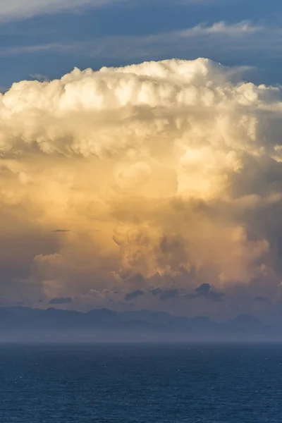 Große Schöne Wolken Während Des Sonnenuntergangs Über Der Nordküste Des — Stockfoto