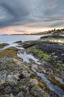 Kayalık yan Rasa Beach Atlantik Okyanusu Armacao DOS Buzios, Rio de Janeiro, Brezilya tarafından