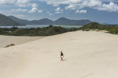 Sandboarder üzerinde kum tepeleri Joaquina Beach, Florianopolis, Santa Catarina Adası, Güney Brezilya