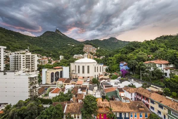 Nın Kurtarıcı Heykeli Altında Fırtınalı Bir Gün Batımı Ile Rio — Stok fotoğraf