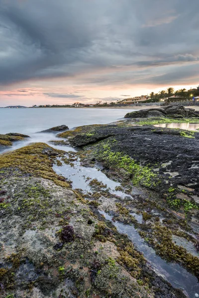 Rotsachtige Kant Van Rasa Strand Aan Atlantische Oceaan Armacao Dos — Stockfoto