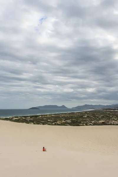 Youg Mulher Sentada Sozinha Dunas Areia Praia Joaquina Florianópolis Ilha — Fotografia de Stock