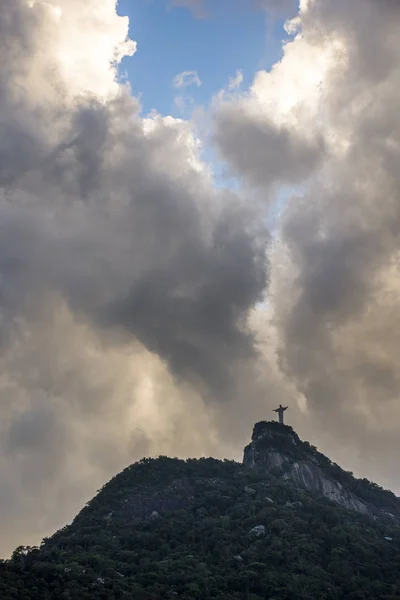 Schöner Sonnenuntergang über der Christus-Erlöserstatue — Stockfoto