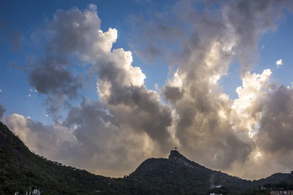 Hermosa puesta de sol sobre la estatua de Cristo Redentor —  Fotos de Stock