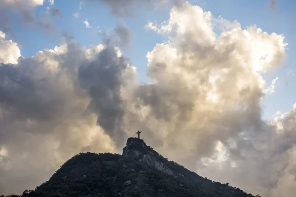 Belo pôr do sol sobre Cristo, a estátua do Redentor — Fotografia de Stock