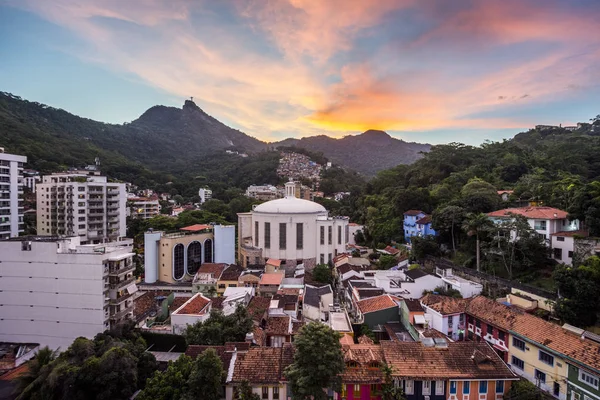 Hermosa puesta de sol sobre la estatua de Cristo Redentor — Foto de Stock