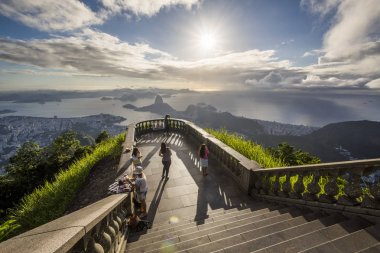 Brezilya, Rio de Janeiro - 01 Şubat 2018: görünüm, Pao de Cristo Redentor (Kurtarıcı İsa) Morro üstüne görüldü Acucar (Sugar Loaf Dağı) yapmak Corcovado (Corcovado Dağı)