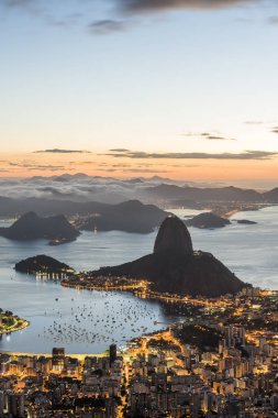 Pao de Acucar (Sugar Loaf Dağı) görünümünü gece, Rio de Janeiro, Brezilya