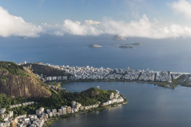 Lagoa Rodrigo de Freitas lagün Cristo Redentor (Kurtarıcı İsa) Morro üstüne gelen görünümünü yapmak Corcovado (Corcovado Dağı)