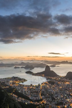 Pao de Acucar (Sugar Loaf Dağı) görünümünü gece, Rio de Janeiro, Brezilya