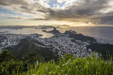 Pao de Acucar (Sugar Loaf Dağı) Morro üstünden görünümünü yapmak Corcovado (Corcovado Dağı)
