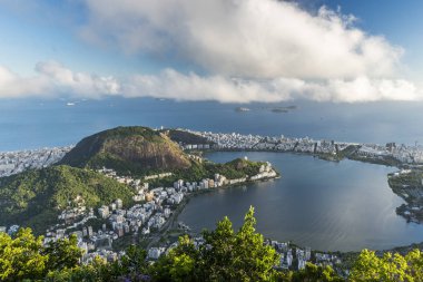 Lagoa Rodrigo de Freitas lagün Cristo Redentor (Kurtarıcı İsa) Morro üstüne gelen görünümünü yapmak Corcovado (Corcovado Dağı)