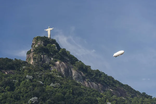 Brazylia Rio Janeiro Lutego 2018 Biały Zepelim Latające Nad Cristo — Zdjęcie stockowe