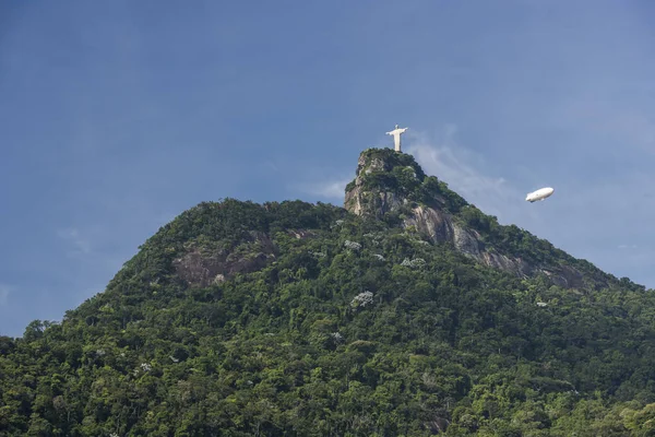 Brasil Río Janeiro Febrero 2018 Zepelim Blanco Sobrevolando Estatua Cristo —  Fotos de Stock