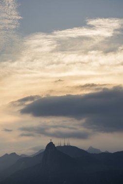 İsa'nın kurtarıcı (Cristo Redentor) ve dağlar, Sugar Loaf Dağı günbatımı sırasında görülen 
