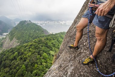 Adam dağcılık Pao de Acucar (Sugar Loaf) dağ, Rio de Janeiro, Brezilya