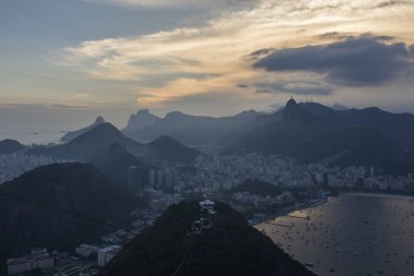 İsa'nın kurtarıcı (Cristo Redentor) ve dağlar, Sugar Loaf Dağı günbatımı sırasında görülen 