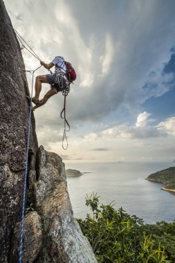 Pao de Acucar (Sugar Loaf) dağ, Rio de Janeiro, Brezilya kayaya tırmanma adam