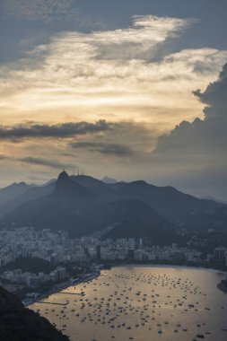İsa'nın kurtarıcı (Cristo Redentor) ve dağlar, Sugar Loaf Dağı günbatımı sırasında görülen 