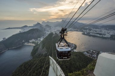 Brezilya, Rio de Janeiro - 26 Ocak 2018: Cable car kaya Pao de Acucar (Sugar Loaf) Dağı tırmanışı sırasında görülen