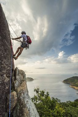 Brezilya, Rio de Janeiro - 21 Ocak 2018 dostum Pao de Acucar (Sugar Loaf) dağ kayaya tırmanma