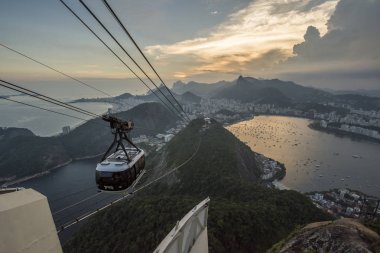 Brezilya, Rio de Janeiro - 26 Ocak 2018: Cable car kaya Pao de Acucar (Sugar Loaf) Dağı tırmanışı sırasında görülen